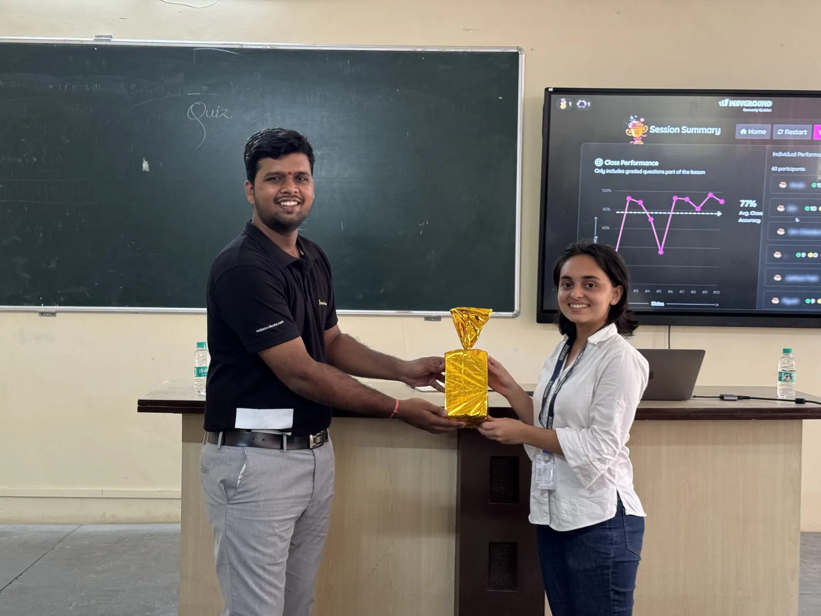 Website Vikreta team presenting an award after a quiz session
